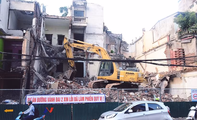 Theo lãnh đạo UBND phường Khương Thượng, từ sáng 2/10 các đơn vị chức năng bắt đầu thực hiện nhiệm vụ giải phóng mặt bằng đã tiến hành quây rào trên tuyến đường Trường Chinh (từ Tôn Thất Tùng đến nút giao Vương Thừa Vũ) để tiến hành công tác giải tỏa.