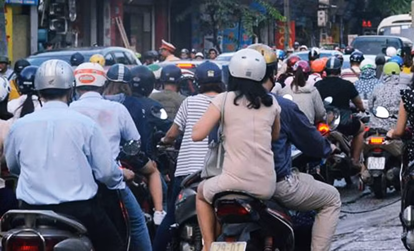 Lượng phương tiện tham gia giao thông tại tuyến đường Trường Chinh đông đúc, chen lấn nhau ở khung giờ cao điểm.