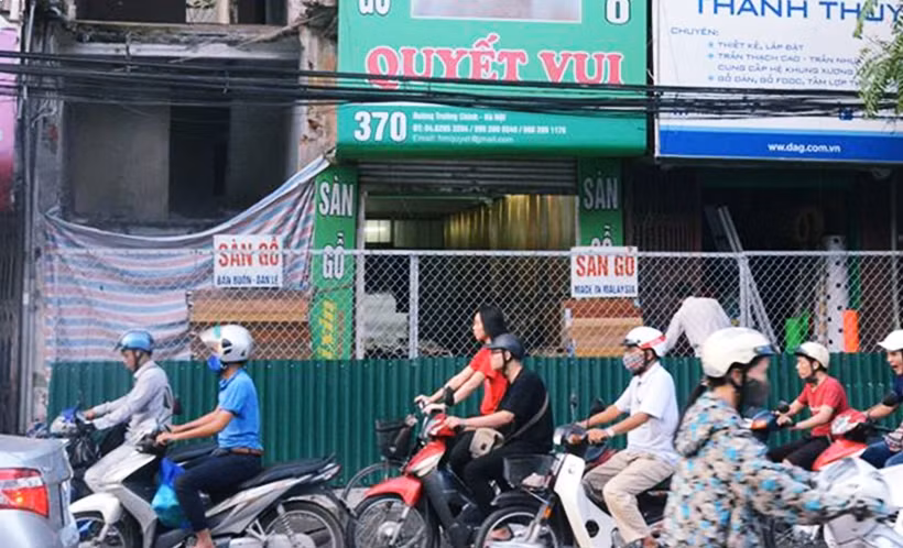 Được biết, công tác phá dỡ sẽ áp dụng cả 2 phương pháp thủ công và máy. Quá trình thi công sẽ được các đơn vị tiến hành làm việc cả ngày lẫn đêm để kịp tiến độ và không làm việc trong giờ cao điểm, cố gắng không ảnh hưởng đến người dân.