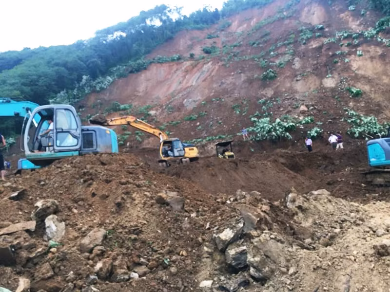 Đến thời điểm hiện tại, Sở GTVT tỉnh Yên Bái cùng ngành đường sắt đã huy động hơn 10 máy xúc, máy ủi tới hiện trường khẩn trương tiến hành san gạt, dọn khối lượng đất bị sạt theo phương án điều phối ngang.