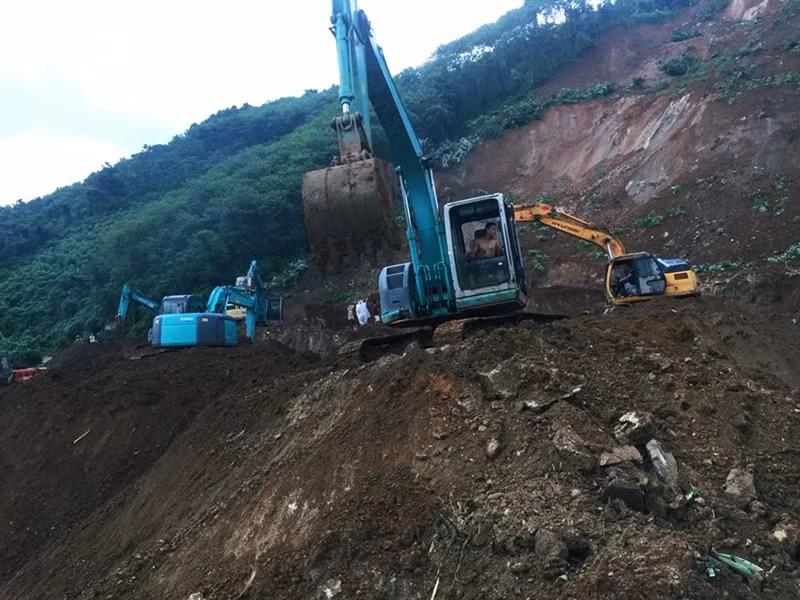 Trước đó, lúc 19h30 ngày 9/10, tại khu vực ga Lâm Giang (xã Lâm Giang, huyện Văn Yên, tỉnh Yên Bái), đất đá từ taluy sạt xuống đoạn km 8, tỉnh lộ 164 chạy song song đường sắt sau đó tràn sang đường sắt khiến một đoàn tàu đang chờ bốc hàng tại ga Lâm Giang bị đất đá xô trật bánh khỏi đường ray, khoảng 7 toa đã bị vùi lấp.