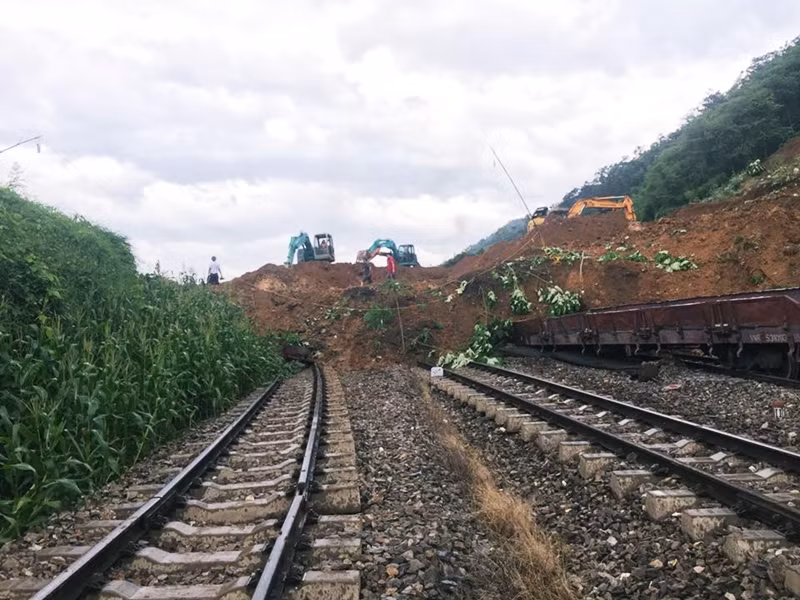 Liên quan đến việc sạt lở đất vùi lấp tàu hỏa khiến đường tỉnh 164 và tuyến đường sắt Hà Nội – Lào Cai qua địa phận huyện Văn Yên (tỉnh Yên Bái) bị tê liệt, chiều ngày 10/10, Thứ trưởng Bộ GTVT Lê Đình Thọ đã trực tiếp dẫn đầu đoàn công tác Bộ GTVT tới hiện trường để chỉ đạo các đơn vị khẩn trương xử lý.