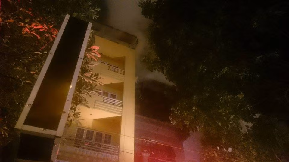 Ha Noi: Quan karaoke 4 tang boc chay ngun ngut trong dem