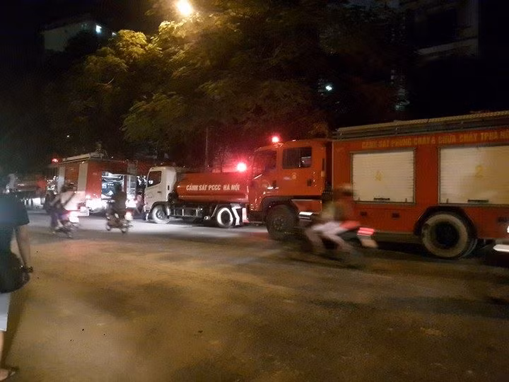 Xe chữa cháy được tăng cường tới hiện trường.