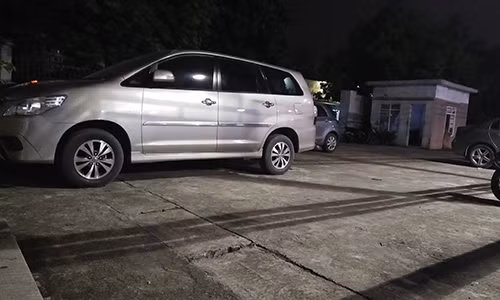 Bai xe o to khong phep “moc” gan tru so, UBND phuong Phuc La khong biet?