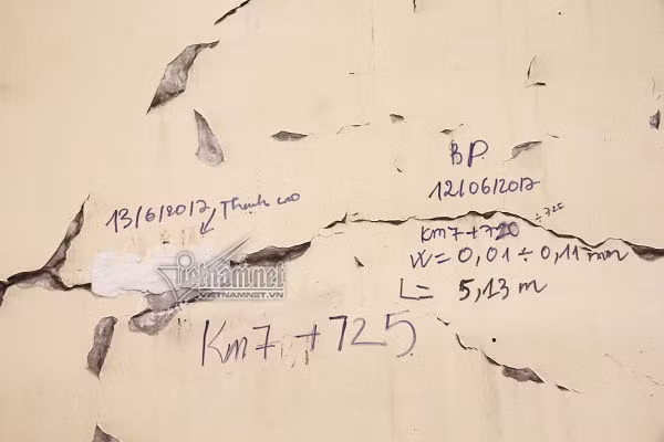 "Trước kia hầm Hải Vân được sơn epoxy đoạn phía chân hầm, đến nay lớp sơn này bị lão hóa sau 12 năm đưa vào sử dụng, cùng với các vết nứt của vỏ hầm xuất hiện dẫn tới việc tạo ra các vết sơn bị bong mà nhiều người qua đường đang lầm tưởng đó là các vết nứt của vỏ hầm", Công ty Cổ phần đầu tư Đèo Cả thông tin với báo chí. Ảnh: Vietnamnet.