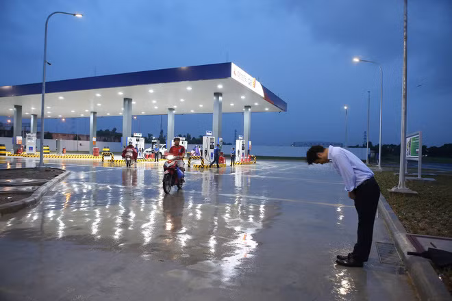 Thuc hu viec cam cong chuc Ha Noi do xang tai tram IQ8 cua Nhat