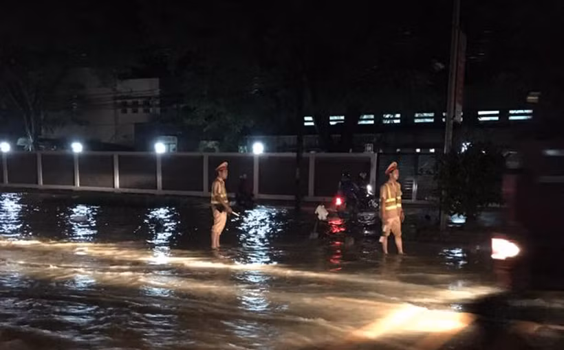 Đoạn đường bị ngập úng dài trên 500m, có chỗ nước ngập rất sâu các phương tiện di chuyển không thể nào quan sát được đường đi.