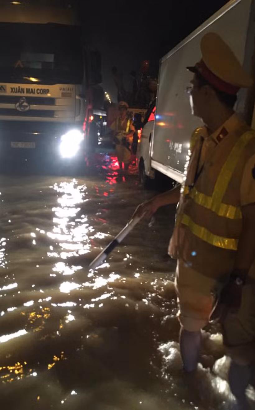 Ngay lập tức, tổ công tác Đội CSGT số 12 đã tới hiện trường khu vực để tổ chức phân luồng, điều tiết giao thông, giúp đỡ người dân.