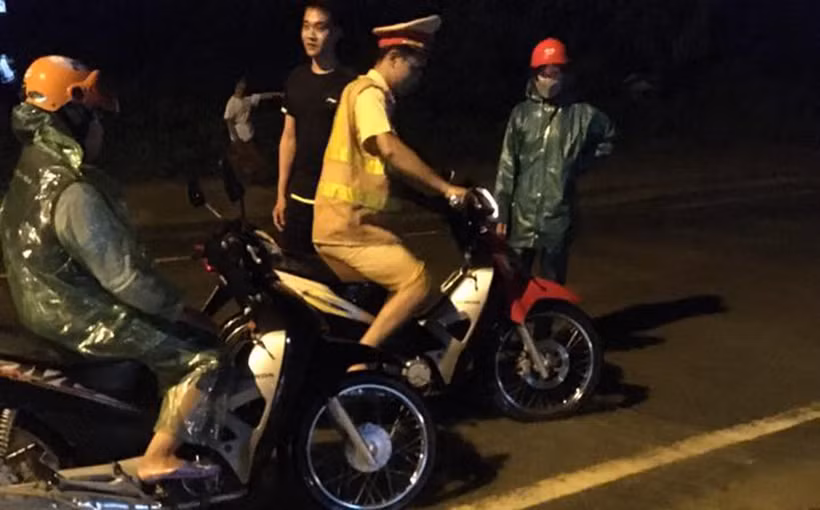 Nhiều xe máy lội qua nước sâu cũng không thể nổ được.