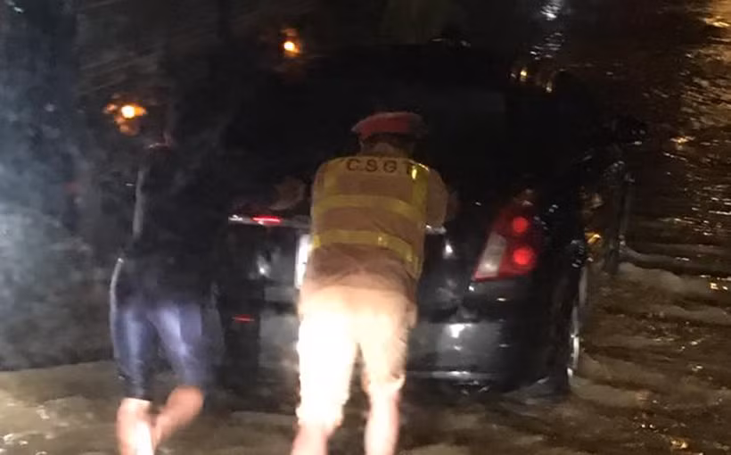 Nhiều xe ô tô con cũng bị chết máy và được cảnh sát giúp đỡ.