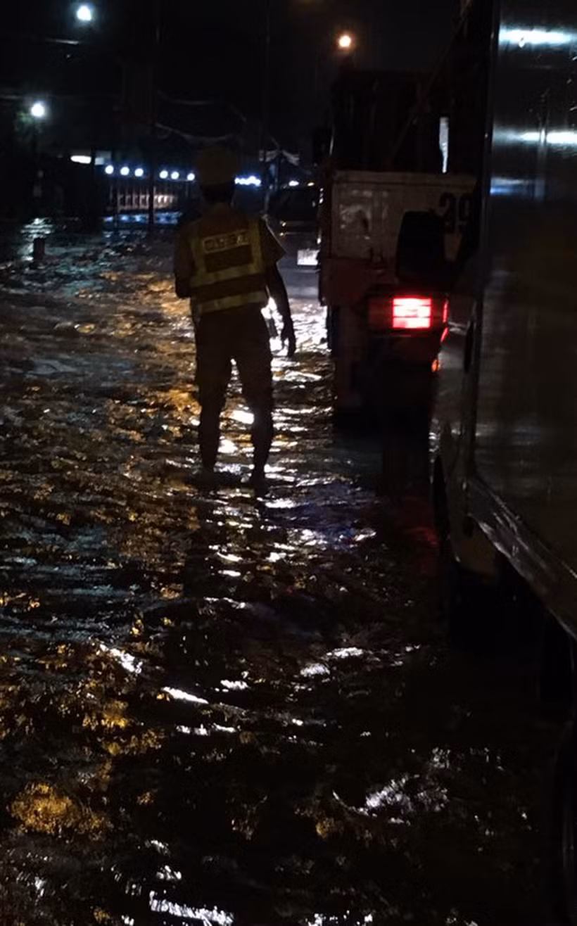 Xuc dong CSGT Ha Noi loi nuoc lu day o to chet may giup dan