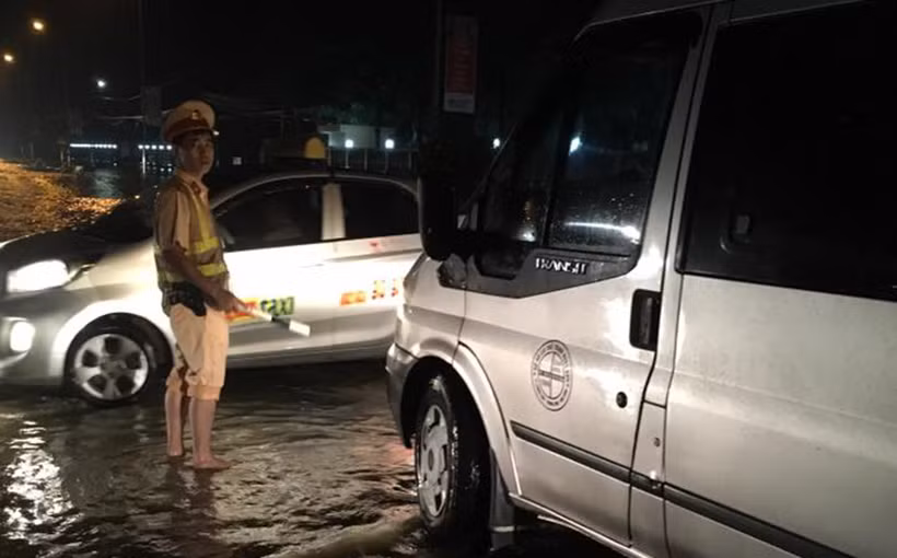 Cảnh sát điều tiết giao thông để tránh xảy ra ùn tắc, tai nạn khi các phương tiện di chuyển qua đây.