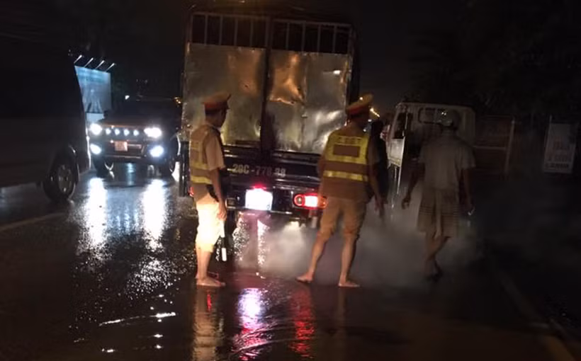 Đại úy Nguyễn Ngọc Thuật - Đội phó Đội CSGT số 12 cho biết, ngay trong đêm đơn vị đã tiến hành đặt biển chỉ dẫn cảnh báo tại hai đầu điểm ngập úng và bố trí cán bộ, chiến sĩ trực đến sáng đã sẵn sàng ứng cứu người dân.