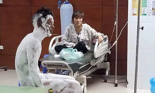 Hai hung nam thanh nien tu thieu truoc cong KCN Bac Ninh