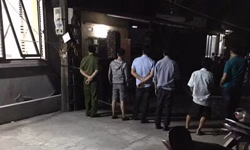 An mang kinh hoang con re chem me vo va vo roi tu sat-Hinh-2