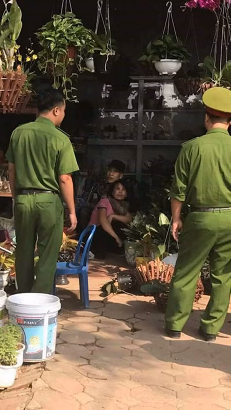 Canh sat ke lai phut nghet tho giai cuu con tin o Ha Noi