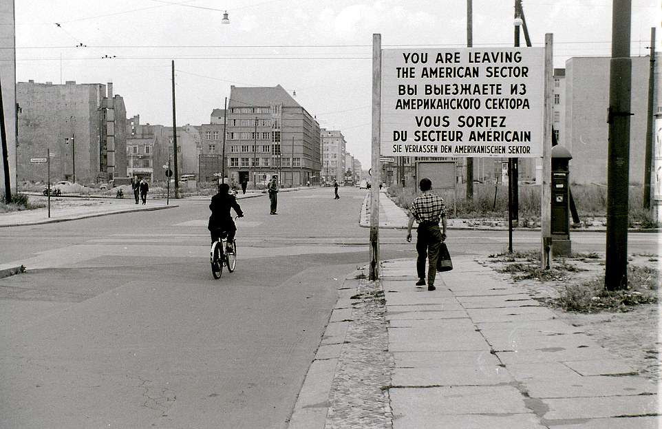 Một tấm hình nhìn theo hướng bắc dọc nhà ga Friedrichstrasse từ Tây Berlin sang Đông Berlin hồi tháng 7/1960. Người đang đạp xe đạp sắp vượt qua Zimmerstrasse, đường chạy màu trắng đánh dấu biên giới giữa Đông Đức và Tây Đức sau khi trạm kiểm soát Charlie đi vào hoạt động. Ảnh Daily Mail.
