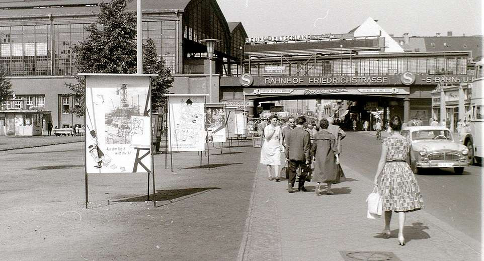 Ảnh chụp nhà ga Friedrichstrasse vào ngày 12/9/1959. Nhà ga nằm ở phía đông thành phố Berlin đã từng và vẫn còn là một trong những ga xe lửa quan trọng ở thành phố Berlin. Trong giai đoạn Chiến tranh Lạnh, thời đã có Bức tường Berlin, nó là tuyến đường sắt chính đến và đi Tây Đức đối với các công dân nước ngoài, những người chịu sự kiểm soát chặt chẽ khi nhập cảnh hoặc xuất cảnh khỏi Đông Đức. Ảnh Daily Mail.