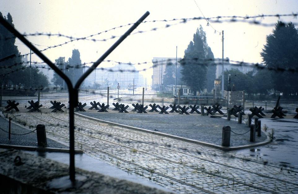 Còn đây là tòa Potsdamer Platz vào năm 1962 nhìn dọc theo Leipziger Strasse, nơi tòa điện ở Đông Đức được thiết lập. Ảnh Daily Mail.