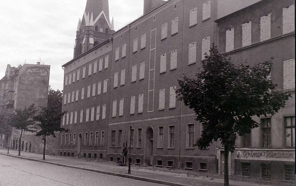 Bernauer Strasse, chụp tháng 8/1962, có lẽ là địa điểm được nhiều người biết đến nhất khi nhắc tới Bức tường Berlin. Bởi lẽ, địa điểm này ghi nhận nhiều cái chết của những người từ Đông Đức chạy sang Tây Đức. Tòa nhà trong ảnh thuộc Đông Berlin nhưng vỉa hè ở đây lại thuộc Tây Đức. Ảnh Daily Mail.