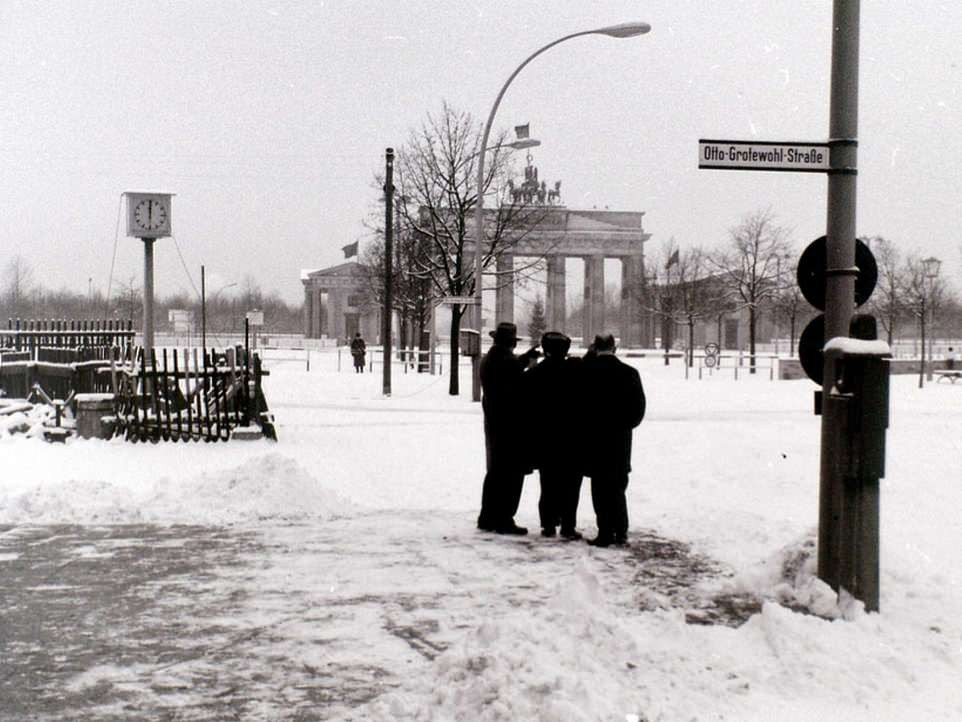 Địa điểm Unter den Linden ở Đông Berlin vào dịp Giáng sinh năm 1964. Ảnh Daily Mail.