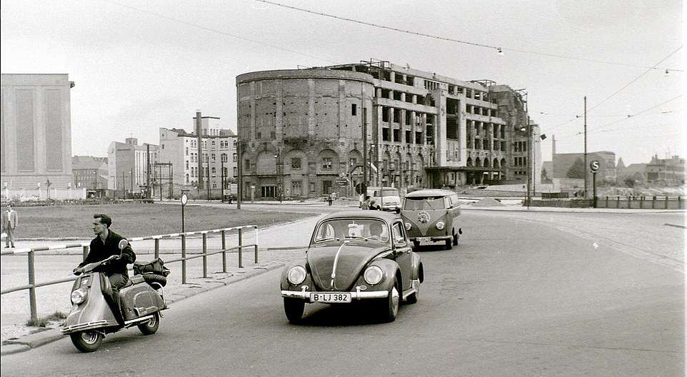 Địa điểm Potsdamer Platz in ở Đông Berlin tháng 8/1960 trước thời điểm Bức tường Berlin được xây dựng. Phía nền bức ảnh là tàn tích của Haus Vaterland (Nhà Đức Cha) thuộc địa phận của Đông Đức. Ảnh Daily Mail.