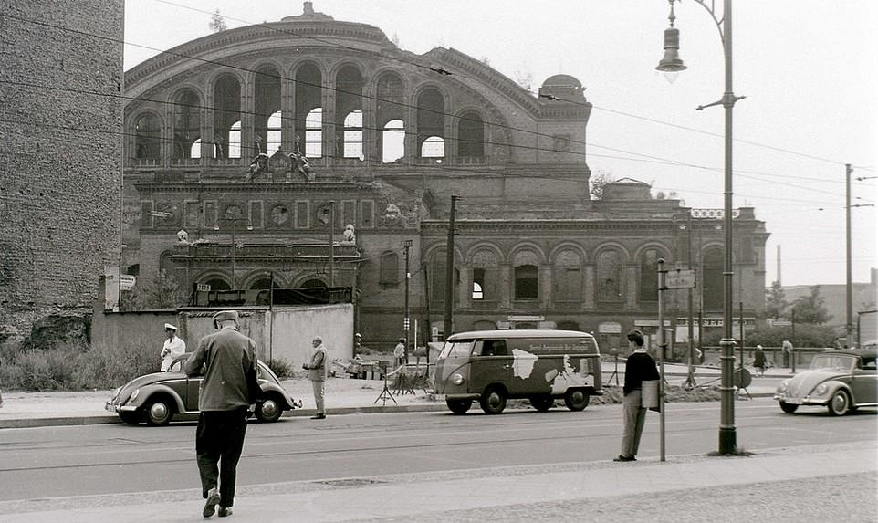 Tàn tích của ngôi nhà Anhalter Bahnhof ở Tây Berlin vào tháng 8/1960. Ảnh Daily Mail.