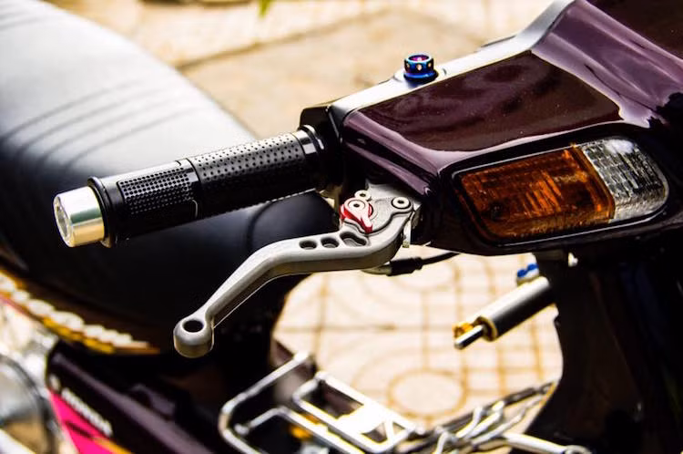 Tay phanh của xe cũng đã được độ lại bằng nhôm cứng cáp hơn, đồng thời có khả năng điều chỉnh vị trí để phù hợp với sở thích lái xe của từng người.