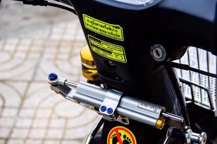 Ở phía trên cổ xe là cây trợ lực "hàng hiệu" Ohlins, khiến cho chiếc Honda Dream Thái Lan chạy ổn định hơn ở tốc độ cao.