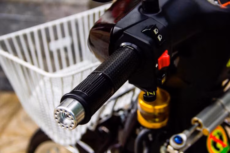 2 bên tay nắm của chiếc xe cũng đã được thay bao tay Rizoma, bên dưới cổ xe là bình dầu Rizoma - món đồ chơi quen thuộc với nhiều biker Việt.