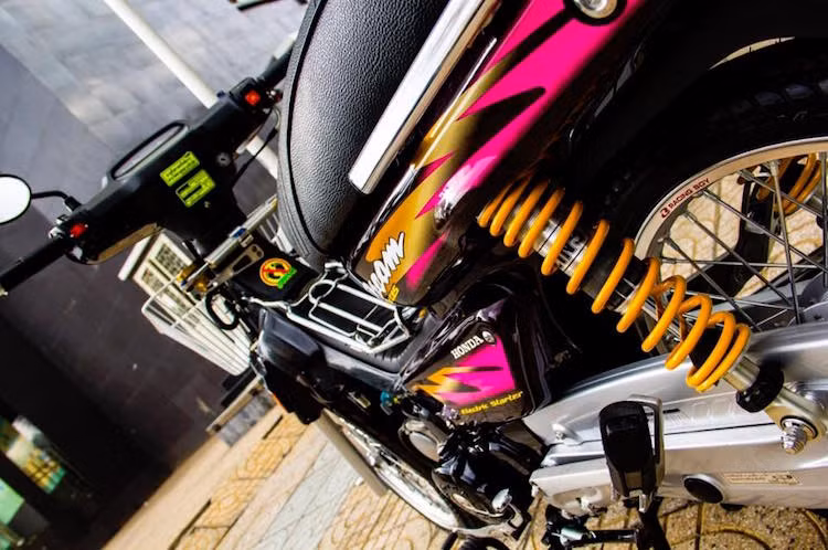 Ở phía sau, chiếc Dream "lùn" cũng được độ cặp phuộc Ohlins đẳng cấp. Cùng với các món đồ chơi "lặt vặt" khác, chiếc xe đã trở nên hấp dẫn hơn trong mắt dân chơi xe máy Việt.