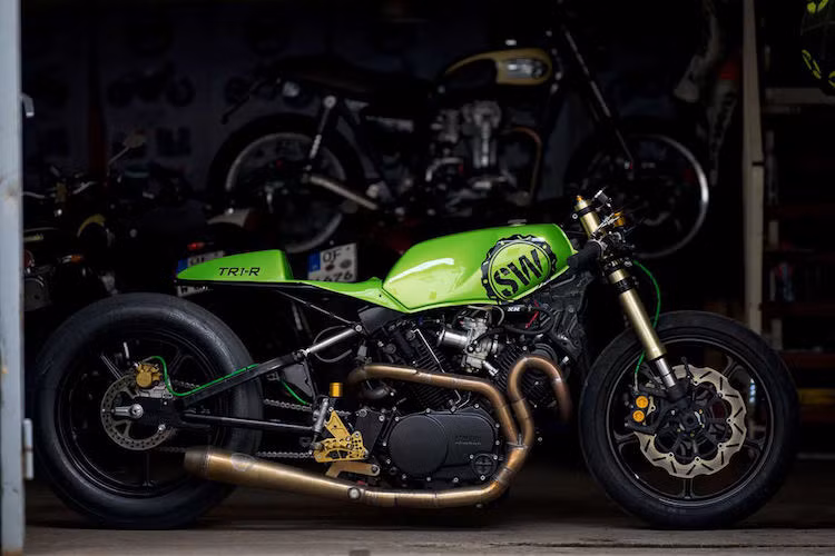 Chiếc xe có vẻ ngoài "cơ bắp" này đã được xưởng Schlachtwerk ở Offenbach - Đức độ lại từ Yamaha TR1. Đây là một dòng xe hiếm của Yamaha, được trang bị động cơ V-Twin 981 cc để cạnh tranh với Harley-Davidson vào đầu thập niên 80. Vòng đầu của cuộc đua Sultans of Sprint sẽ được tổ chức tại Biarritz - Pháp vào cuối tuần sau.