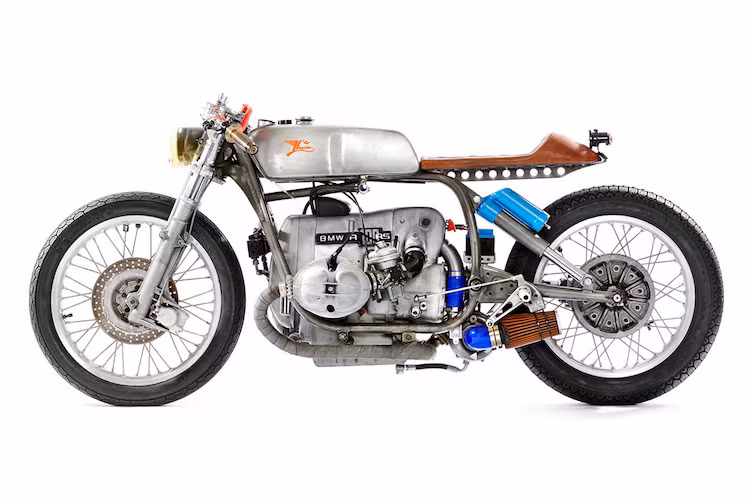  Đã từng được Kiến Thức giới thiệu trước đây, chiếc BMW R100RS của Dirk Oehlerking - chủ xưởng Kingston Custom tại Đức vẫn giữ nguyên cấu hình động cơ Boxer độ tăng áp của Porsche 924 Turbo, đem tới công suất 126 mã lực.