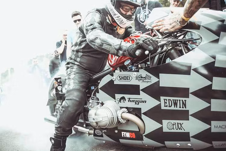 Là "đứa con tinh thần" của ‘Sonic’ Séb Lorentz - chủ của hãng độ The Lucky Cat Garage, Sultan of Sprint là một cuộc đua drag 200 mét với chỉ có duy nhất một yêu cầu đó là dung tích động cơ dưới 1400 cc. Ngoài ra, các đội tham gia được thoải mái độ lại chiếc xe với turbo, siêu nạp, nitrous và bất kỳ biện pháp nâng công suất nào. Sau đây là 8 mẫu xe độ độc đáo nhất, được nhắc tới nhiều nhất trước vòng 1 của cuộc đua: