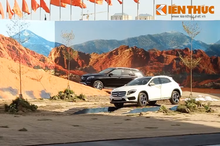 Những địa hình trắc trở như hố bấp bênh, vách nghiêng đã được thiết lập ngay trong khuôn viên Trung tâm Hội nghị Quốc gia nhằm thử tài vượt địa hình của các sản phẩm, đặc biệt là sự ưu việt của hệ dẫn động 4 bánh toàn thời gian 4MATIC.