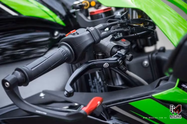 Ở phía trên ghi-đông là sự hiện diện của các món đồ chơi như tay phanh Brembo và vòng bảo vệ tay gắn gù của Lightech.