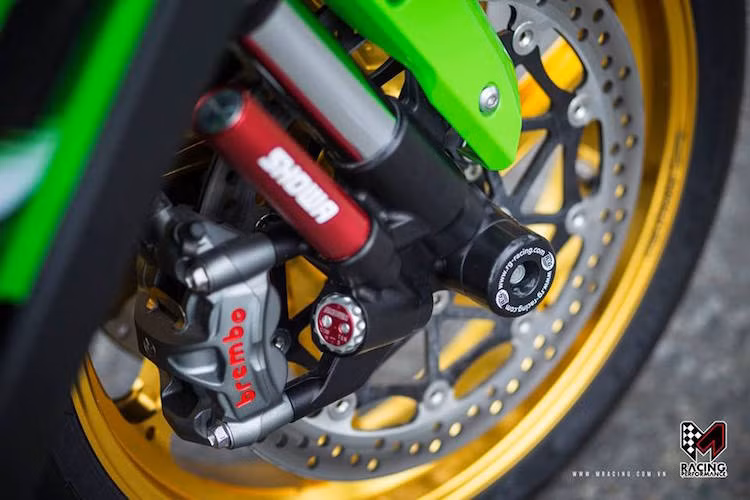 Ở phía trước, do vốn đã có cặp phuộc USD Showa Balance Free và heo Brembo M50 hiện đại nhất nên chiếc ZX-10R chỉ được trang bị thêm chống đổ cốt trục từ hãng R&amp;G Racing.