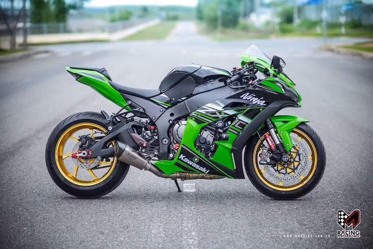 Những đồ chơi "hàng hiệu" khác của Lightech vẫn tiếp tục xuất hiện khắp nơi hai bên thân của ZX-10R.