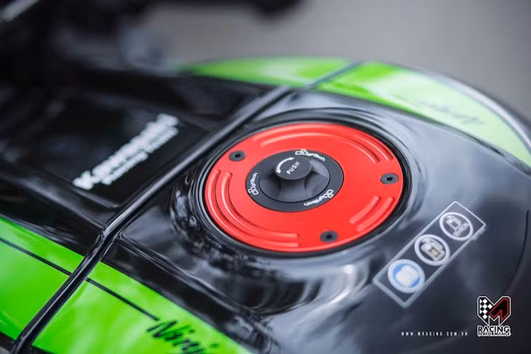 Ở phía trên bình xăng, nắp xăng thông thường cũng đã được thay bằng nắp nhôm CNC Lightech có khả năng đóng mở nhanh mà không cần chìa khóa nhờ có núm vặn.