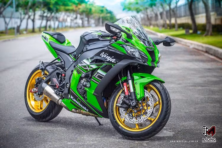 Có tên đầy đủ là Ninja ZX-10R, Kawasaki ZX-10R 2016 thế hệ mới được ra mắt lần đầu tại triển lãm EICMA vào tháng 11 vừa qua, và mới vừa chính thức ra mắt thị trường Việt tại triển lãm xe máy Việt Nam 2016 vừa được tổ chức hồi tháng 4.