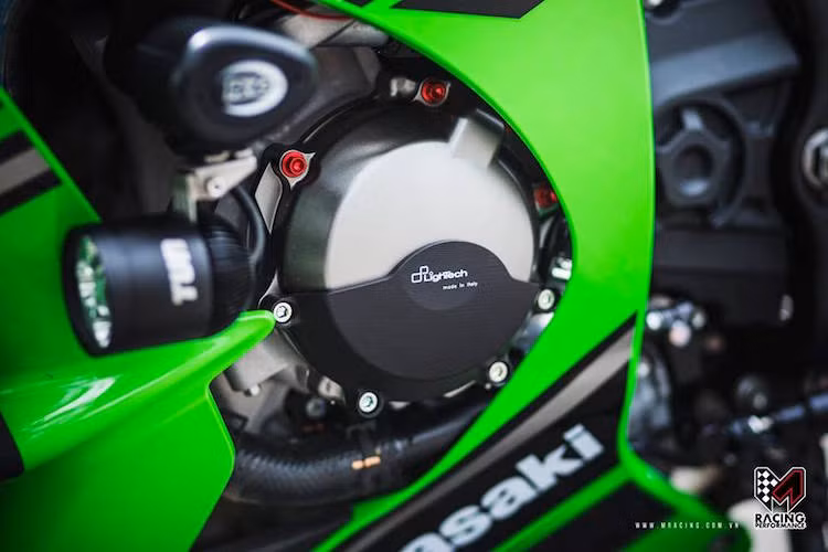 Ở hai bên lốc máy, chiếc ZX-10R cũng đã được trang bị thêm ốp bảo vệ CNC từ Lightech.