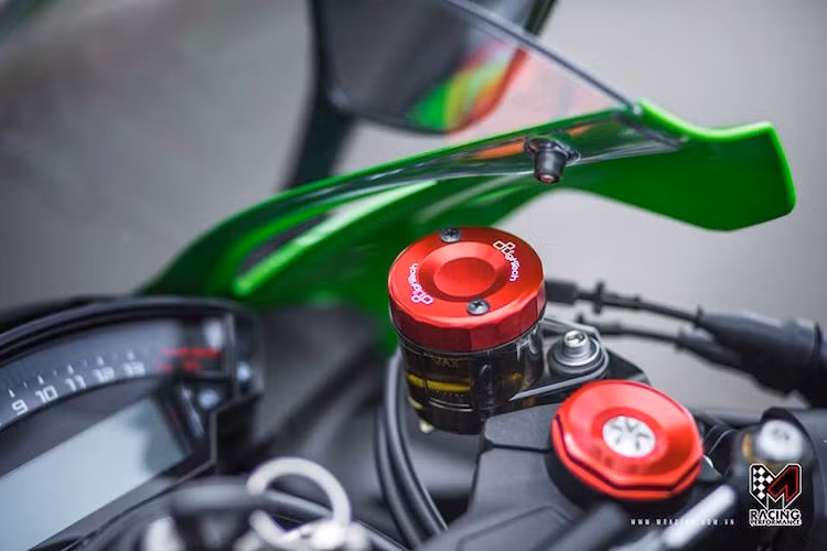 Toàn bộ các bình dầu phanh trên chiếc xe cũng đã được thay thế bằng bình Lightech trong suốt, với nắp nhôm CNC đẹp mắt.