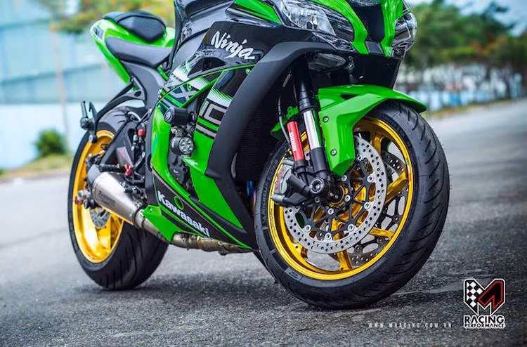 Tuy nhiên, cặp mâm 3 cánh nguyên bản của xe nay đã được thay bằng mâm Marchesini Genesi 7 cánh xoắn "hàng hiệu", dành riêng cho những chiếc superbike "khủng" như ZX-10R.