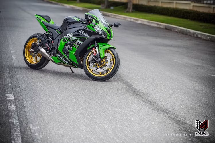 Với những phụ tùng hàng hiệu, hiện đây là một trong những chiếc Kawasaki ZX-10R "khủng" nhất tại Việt Nam hiện nay.