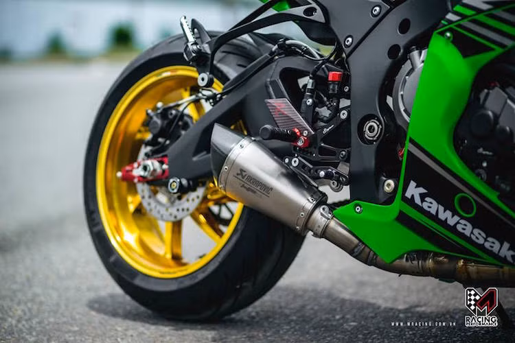 Cuối cùng, hệ thống pô Akrapovic kèm cổ titan không chỉ giúp ZX-10R có âm thanh ấn tượng hơn, mà còn giúp chiếc xe tăng thêm một chút công suất.