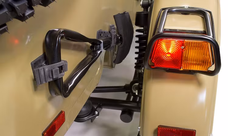 Xuất phát từ một dòng xe quân sự nên Ural Gear Up Sahara còn được trang bị sẵn một số dụng cụ cứu hộ "dã chiến" như xẻng, hộp đồ nghề sửa chữa và can xăng phụ. Là phiên bản đặc biệt, chiếc xe còn có màu sơn vàng kem Sahara đặc biệt cùng ổ cắm sạc các thiết bị cầm tay như điện thoại hoặc tablet.