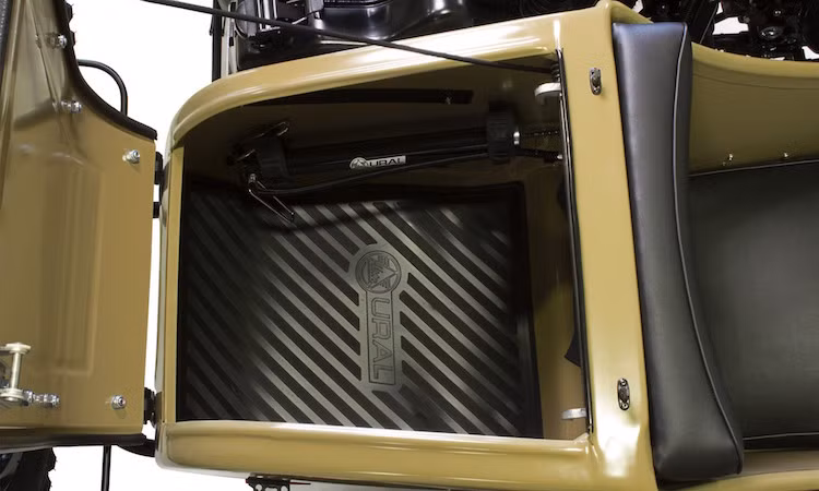 Phần thùng xe cũng được nâng cấp với khoang chứa đồ chống nước và có thảm cao su chống bẩn. Ngoài ra ghế cho người ngồi cũng được bọc vải giả da bền hơn, êm hơn và đi kèm với tấm phủ che kín khi không cần sử dụng.