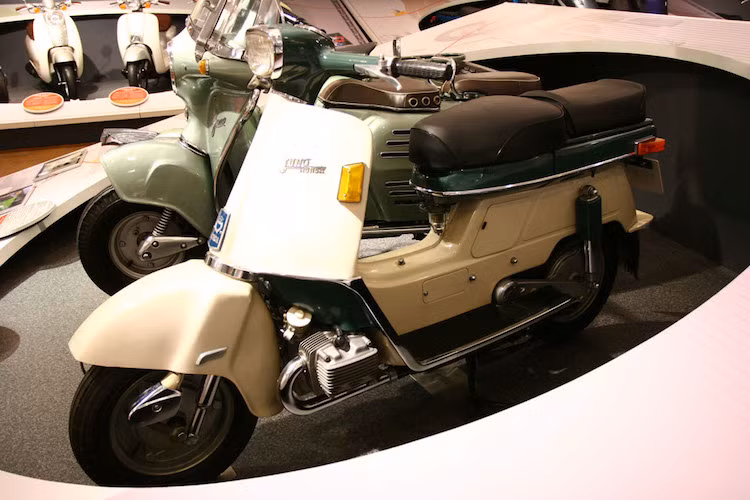 Không chỉ là những mẫu xe scooter đầu tiên của Honda, Juno M80 và phiên bản lớn hơn một chút M85 còn không giống bất cứ thứ gì trước đó khi chúng xuất hiện vào năm 1961. Nhìn lướt qua, trông chúng có vẻ khá giống những chiếc scooter bình thường nhưng trên thực tế, chúng sử dụng các giải pháp kỹ thuật khá "điên rồ"