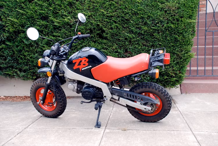 Điểm hấp dẫn của chiếc xe đó là nó có những trang bị cao cấp hơn rất nhiều so với những chiếc Monkey khác: khung nhôm không gian, phanh đĩa và hệ thống giảm xóc cực tốt. Chỉ được sản xuất trong đúng 1 năm, Honda rút Monkey R khỏi thị trường vào năm 1988.